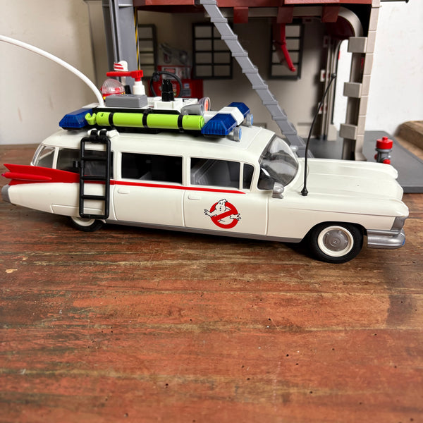 Playmobil Ghostbusters Feuerwache (Set 9219) zusammen mit dem Ecto-1 Fahrzeug (Set 9220)