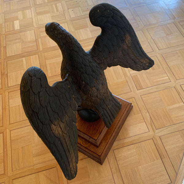 Große antike Skulptur Adler auf Weltkugel aus Holz geschnitzt