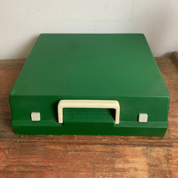 Vintage Reiseschreibmaschine Traveller de Luxe von Olympia grün