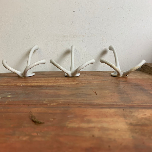 3 antike Garderobenhaken Emaille
