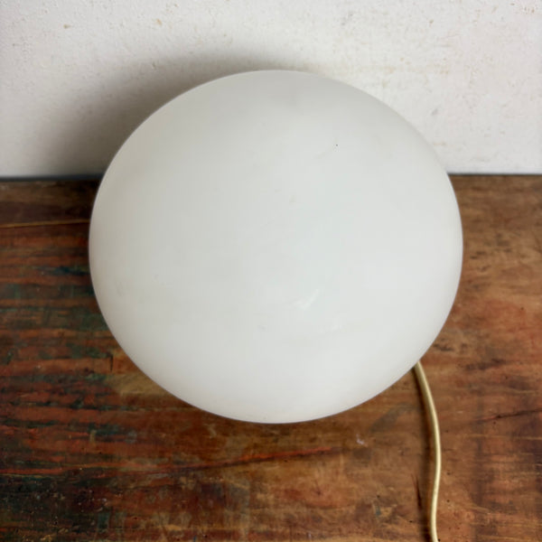 Vintage weiße Glas Kugel Nachttisch Lampe