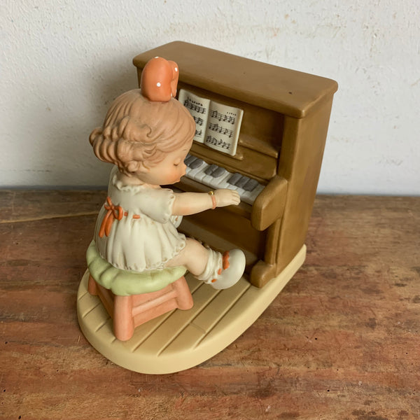 Spieluhr Figur Memories of Yesterday "HERE'S A LITTLE SONG FROM ME TO YOU"
Tune: "The Entertainer"