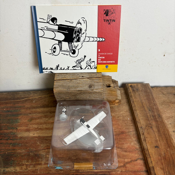 Modell Figur und Buch Tim und Struppi Jagdflugzeug mit Tim aus Im Lande der Sowjets