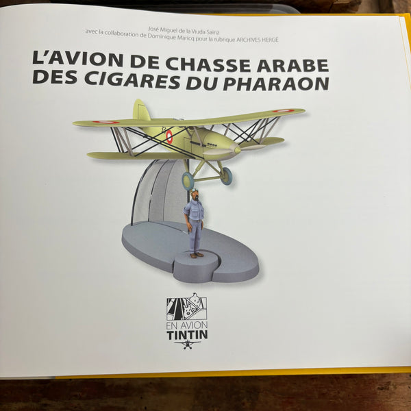 Modell Figur und Buch Tim und Struppi Das arabischen Kampfflugzeug mit Pilot aus Die Zigarren des Pharao