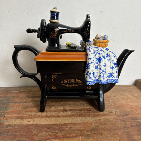 Vintage große englische Nähmaschinen Teekanne von Paul Cardew