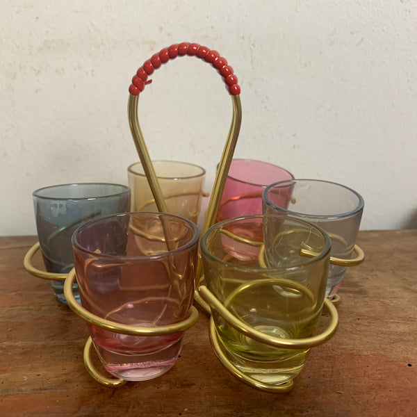 6 bunte Schnapsgläser im Träger Halter
