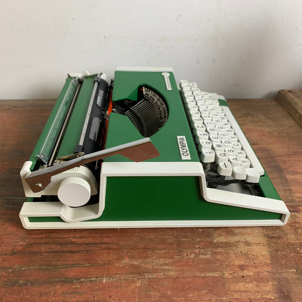 Vintage Reiseschreibmaschine Traveller de Luxe von Olympia grün