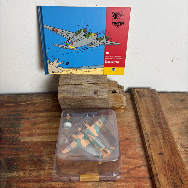 Modell Figur und Buch Tim und Struppi Das DH 98 Mosquito von Khemed Air Force mit Pilot Piotr Szut aus Koks an Bord
