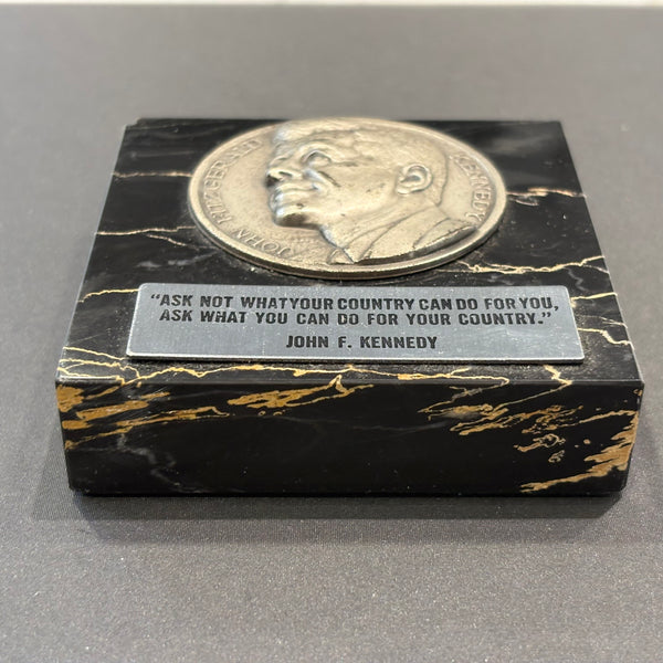 Vintage Briefbeschwerer Medaille John F. Kennedy auf Marmorplatte