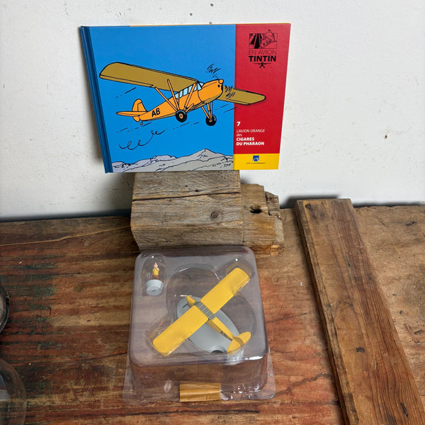 Modell Figur und Buch Tim und Struppi Das orangefarbene Flugzeug mit Tim aus Die Zigarren des Pharao