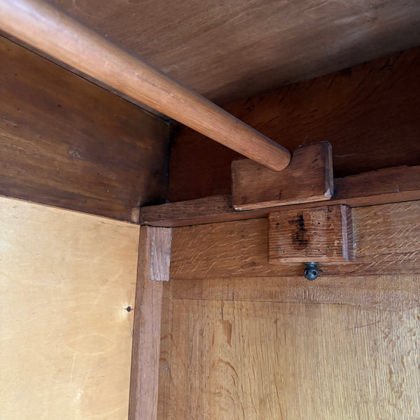Antike Jugendstil Kleiderschrank aus Eiche mit ovalen Facettenschliff Spiegel