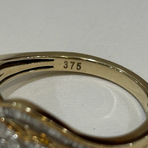 Diamantenbesetzer Goldring aus 9 Karat