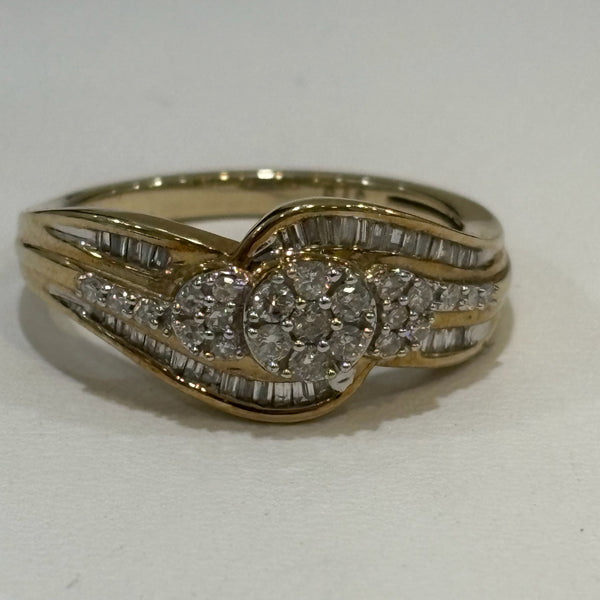 Diamantenbesetzer Goldring aus 9 Karat