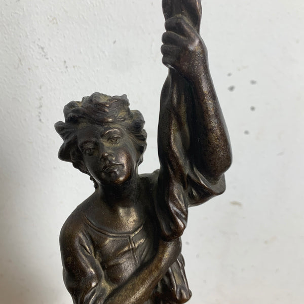 Antike Skulptur Frau hält Mast auf Schiff