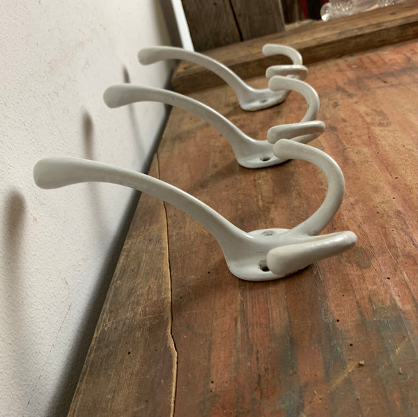 3 antike Garderobenhaken Emaille