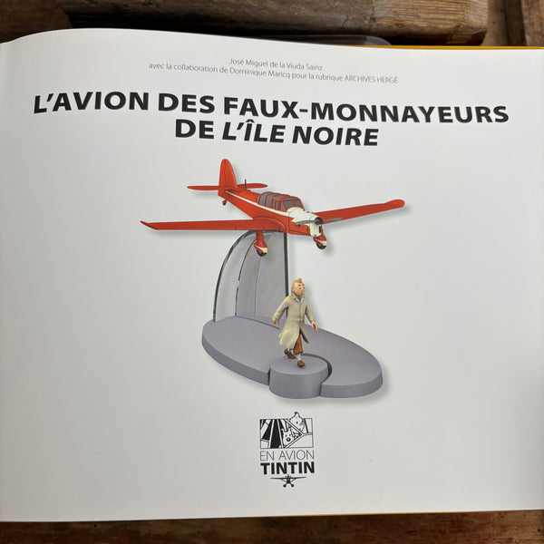 Modell Figur und Buch Tim und Struppi Das rote bordurische Jagdflugzeug mit Tim aus Die Schwarze Insel