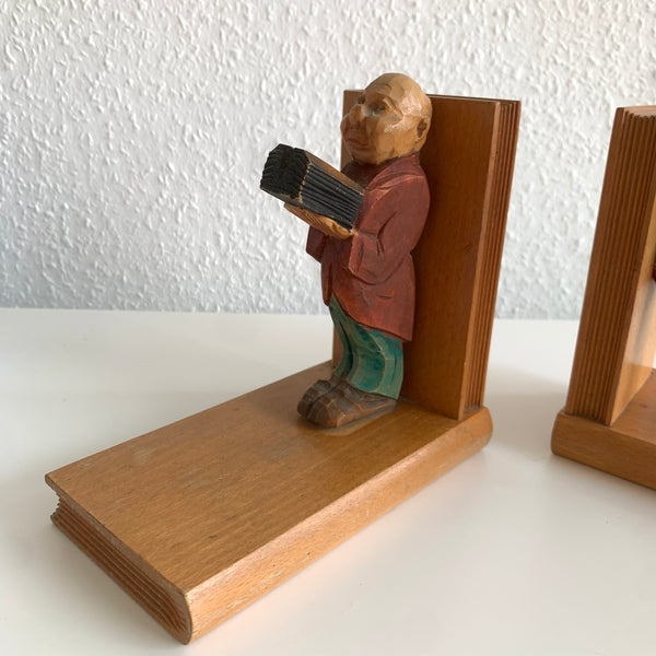 Antike Buchstützen geschnitzt lesender Mann