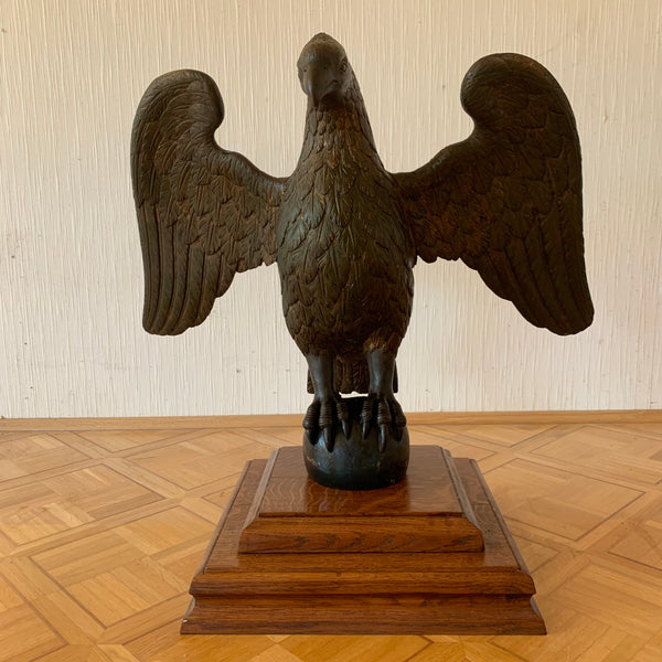 Große antike Skulptur Adler auf Weltkugel aus Holz geschnitzt