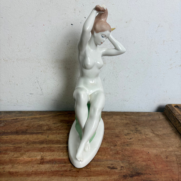 Vintage Porzellan Badende Akt Skulptur im Art Deco Stil von Aquincum