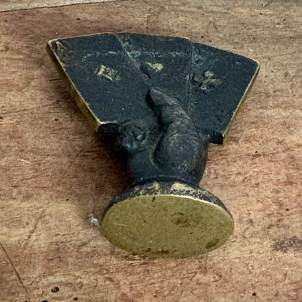 Vintage Bronze Skulptur drei Asse in der Hand