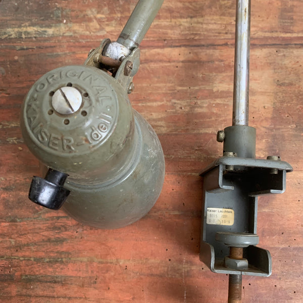 Bauhaus Lampe mit Tischkkemme Kaiser Idell 6729 von Christian Dell
