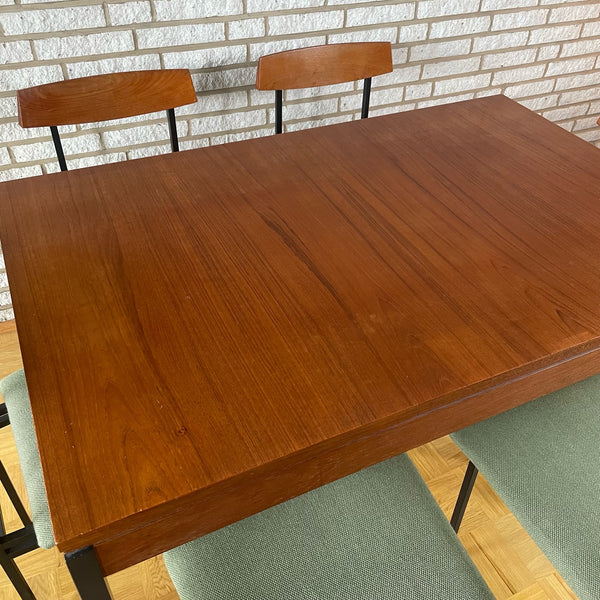 Minimalistisches skandinavisches Design 6 Stühle und ein ausziehbarer Esstisch