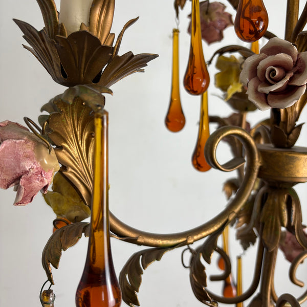 Vintage venezianischer vergoldeter Kronleuchter mit Murano Glastropfen und Porzellan Rosen