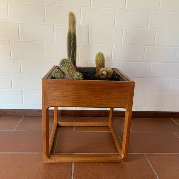 Vintage Dänisches Minimalistisches Würfel Teak Pflanzgefäß von Aksel Kjersgaard