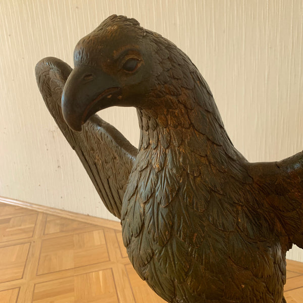 Große antike Skulptur Adler auf Weltkugel aus Holz geschnitzt