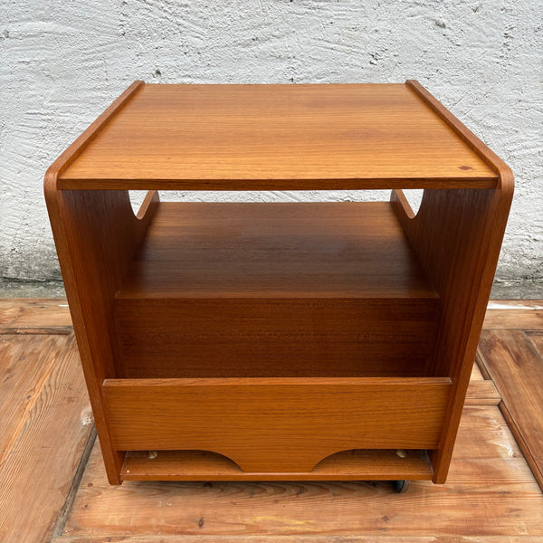 Vintage Mid Century Teakholz Beistelltisch Nachttisch Schrank auf Rollen