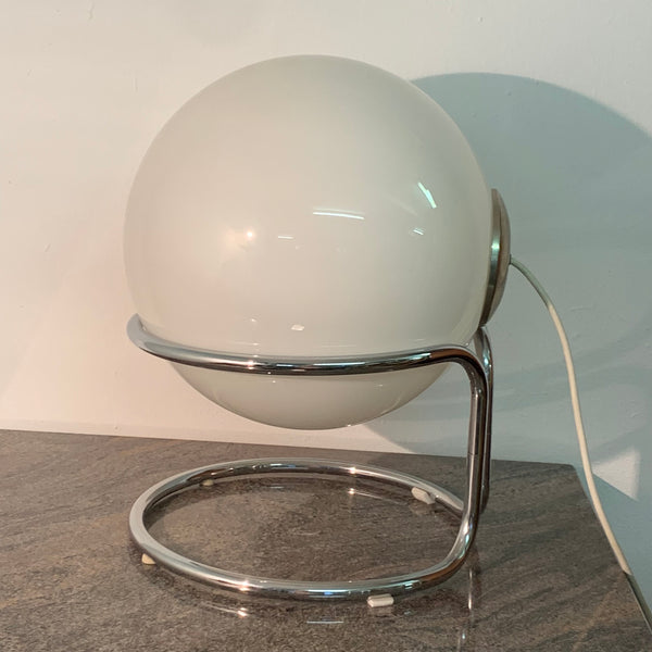 Vintage Space Age Tischlampe mit Chromgestell und eingelegter Glaskugel