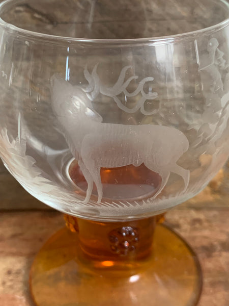 6 vintage Weingläser mit Beerennoppen und Tier Jagd Motiv geschliffen von Theresienthal