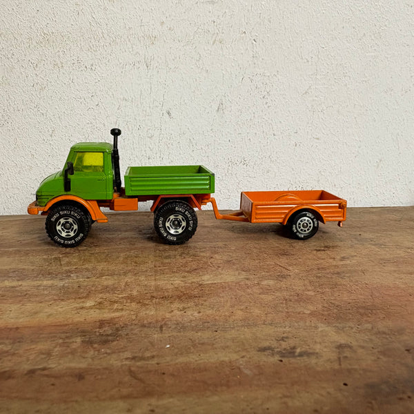 Modell Mercedes Benz Unimog U406 Nr. 1620 und Anhänger Nr. 2215 von Siku