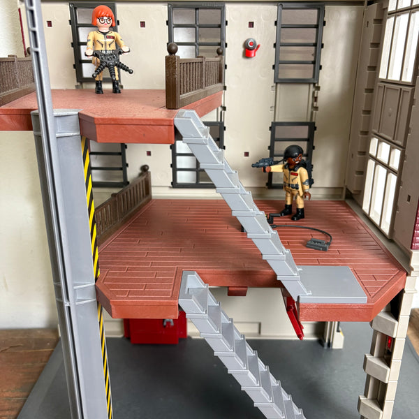 Playmobil Ghostbusters Feuerwache (Set 9219) zusammen mit dem Ecto-1 Fahrzeug (Set 9220)