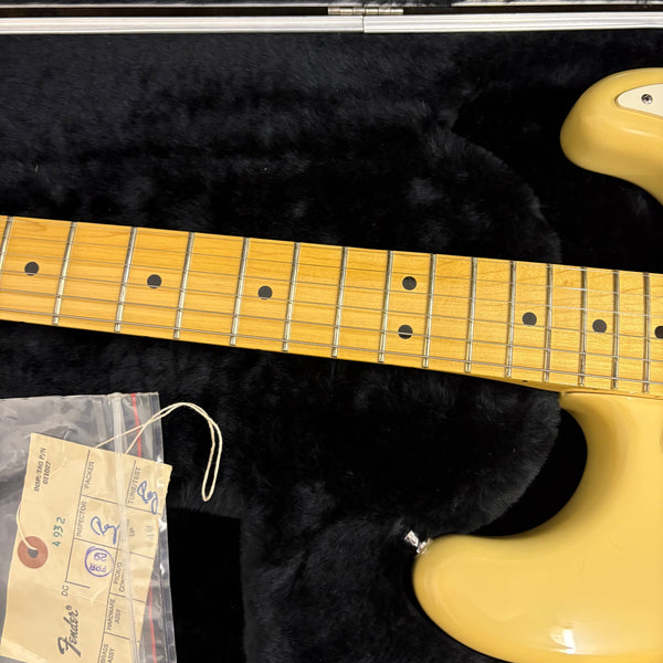 Vintage E-Gitarre 
1983 Fender Standard
Stratocaster (USA) mit Ahorngriffbrett in elfenbeinweiß Neuzustand