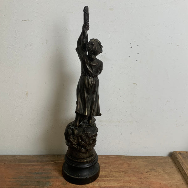 Antike Skulptur Frau hält Mast auf Schiff