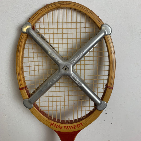 Vintage Holz Tennisschläger mit Spanner von Snauwaert
