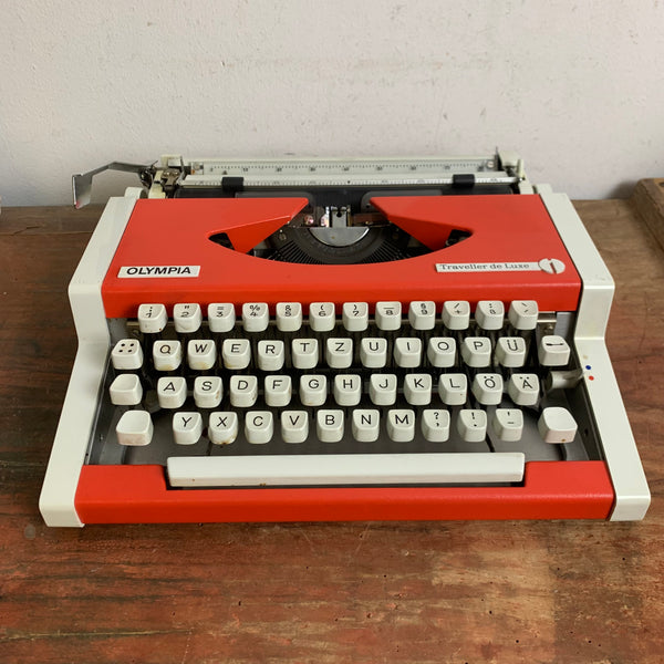 Vintage Reiseschreibmaschine Traveller de Luxe von Olympia rot