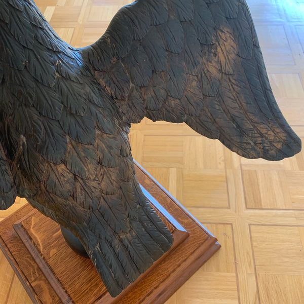 Große antike Skulptur Adler auf Weltkugel aus Holz geschnitzt