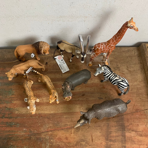 Konvolut 9 Tiere Schleich Giraffe 14750 Zebra Stute 14810 Nashorn 14743 Flusspferd 14681 Oryxantilope 14759 Löwe brüllend 14726 Löwin 14825 Gepardin 14746 Leopard 14748