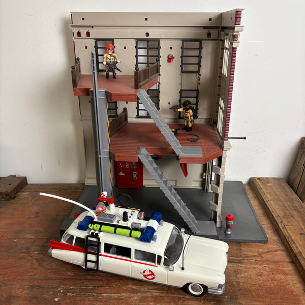 Playmobil Ghostbusters Feuerwache (Set 9219) zusammen mit dem Ecto-1 Fahrzeug (Set 9220)