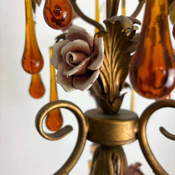 Vintage venezianischer vergoldeter Kronleuchter mit Murano Glastropfen und Porzellan Rosen
