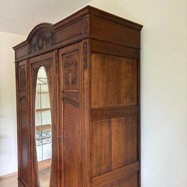 Antike Jugendstil Kleiderschrank aus Eiche mit ovalen Facettenschliff Spiegel