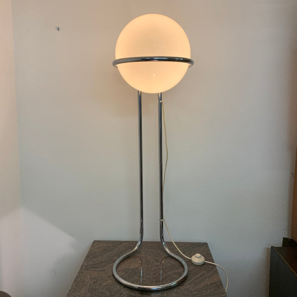 Vintage Space Age Stehlampe mit Chromgestell und eingelegter Glaskugel