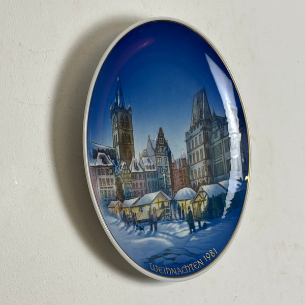 Vintage Classic Rose Weihnachtsteller 1981
Trier Marktplatz mit Steipe und St. Gangolf-Kirche von Helmut Drexler für Rosenthal