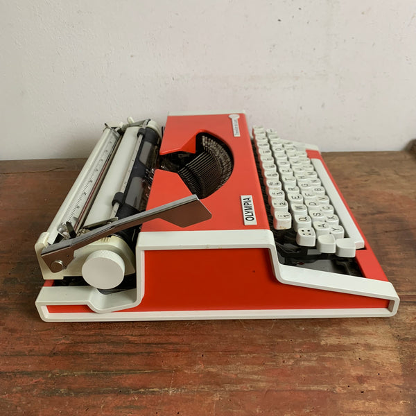 Vintage Reiseschreibmaschine Traveller de Luxe von Olympia rot