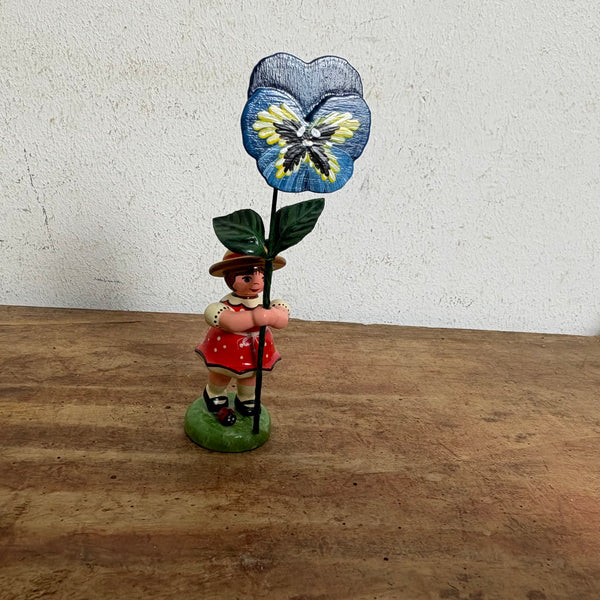 Blumenkind Mädchen mit Stiefmütterchen von Hubrig