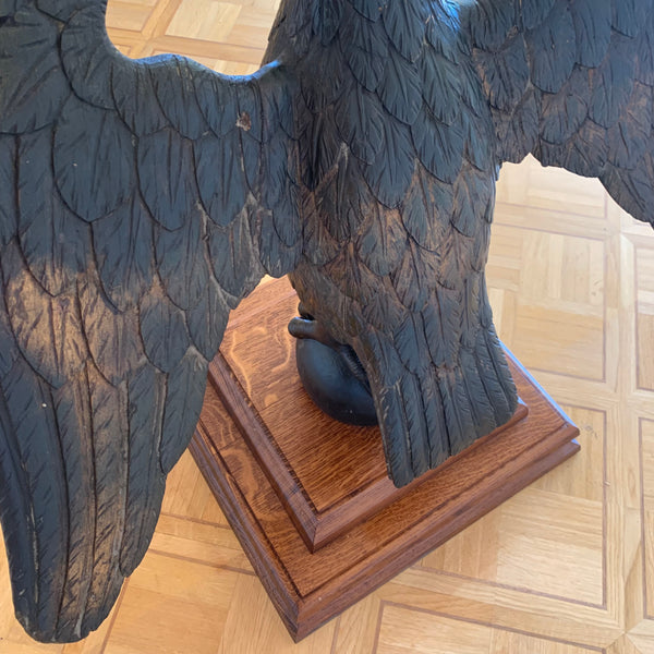 Große antike Skulptur Adler auf Weltkugel aus Holz geschnitzt
