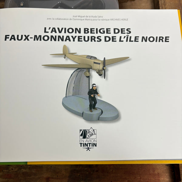 Modell Figur und Buch Tim und Struppi das beigefarbene Flugzeug der Geldfälscher mit Bandit aus Die Schwarze Inse