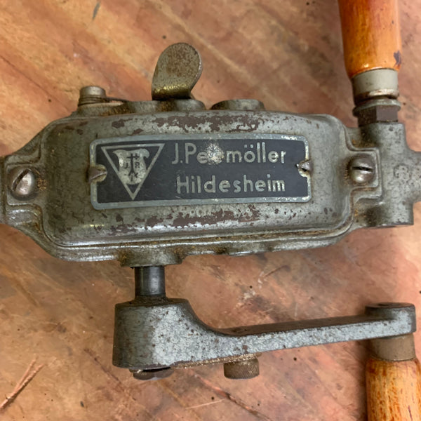 Antike mechanische Handbohrmaschine mit Kurbel